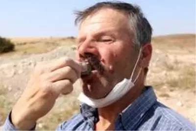 Sivas'ta yerin 3 metre altından çıkarılan kil, köylülere hem kazanç sağlıyor hem de şifa oluyor Sivas'ta yerin 3 metre altından çıkarılan kil, köylülere hem kazanç sağlıyor hem de şifa oluyor