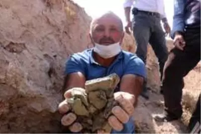Sivas'ta yerin 3 metre altından çıkarılan kil, köylülere hem kazanç sağlıyor hem de şifa oluyor Sivas'ta yerin 3 metre altından çıkarılan kil, köylülere hem kazanç sağlıyor hem de şifa oluyor