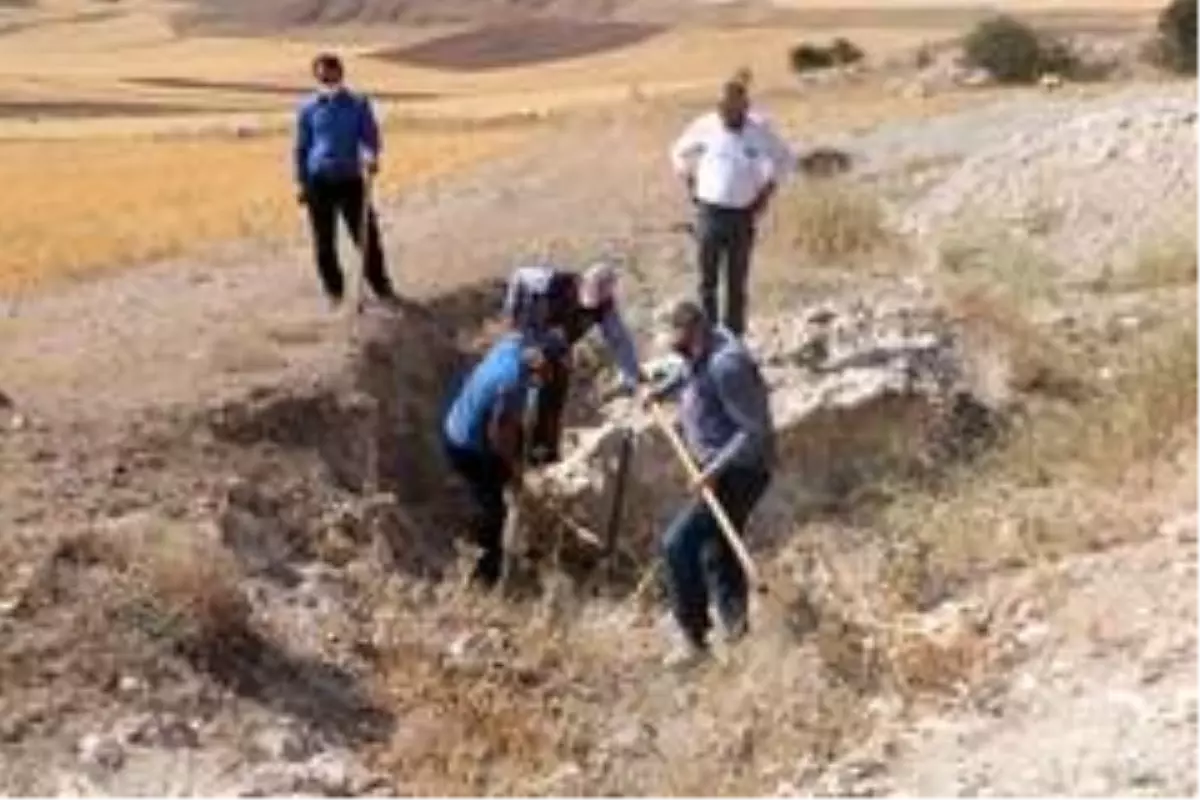 Sivas'ta yerin 3 metre altından çıkarılan kil, köylülere hem kazanç sağlıyor hem de şifa oluyor