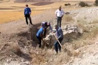 Sivas'ta yerin 3 metre altından çıkarılan kil, köylülere hem kazanç sağlıyor hem de şifa oluyor Sivas'ta yerin 3 metre altından çıkarılan kil, köylülere hem kazanç sağlıyor hem de şifa oluyor
