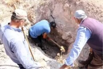 Sivas'ta yerin 3 metre altından çıkarılan kil, köylülere hem kazanç sağlıyor hem de şifa oluyor Sivas'ta yerin 3 metre altından çıkarılan kil, köylülere hem kazanç sağlıyor hem de şifa oluyor