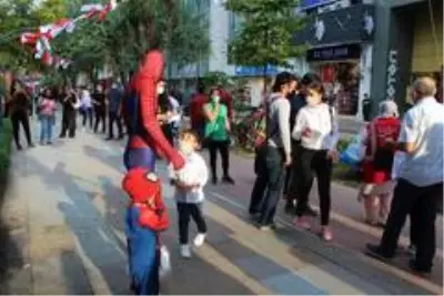 Son dakika! Kocaeli'nde örümcek adam şaşkınlığı Son dakika! Kocaeli'nde örümcek adam şaşkınlığı