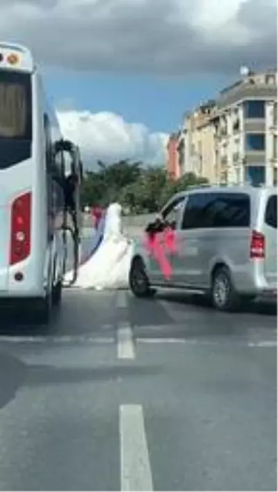 Sultangazi'de gelin konvoyuyla yolu kapatıp halay çektiler Sultangazi'de gelin konvoyuyla yolu kapatıp halay çektiler