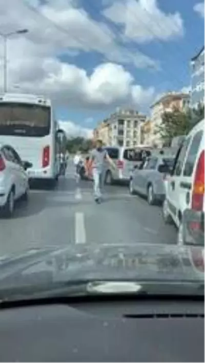 Sultangazi'de gelin konvoyuyla yolu kapatıp halay çektiler Sultangazi'de gelin konvoyuyla yolu kapatıp halay çektiler