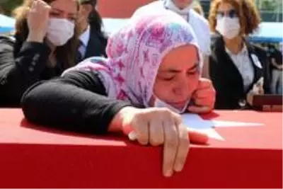 Son dakika haberleri! Trafik kazasında şehit düşen polis gözyaşları arasında uğurlandı Son dakika haberleri! Trafik kazasında şehit düşen polis gözyaşları arasında uğurlandı
