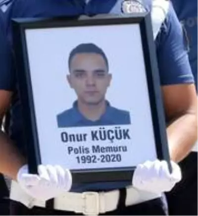 Son dakika haberleri! Trafik kazasında şehit düşen polis gözyaşları arasında uğurlandı Son dakika haberleri! Trafik kazasında şehit düşen polis gözyaşları arasında uğurlandı