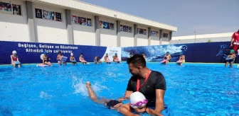 Son dakika! Türk ve Suriyeli çocuklar yüzerek kaynaşıyor