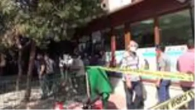 Yalıtım malzemesi kokusundan etkilenen 4 işçi hastaneye kaldırıldı Yalıtım malzemesi kokusundan etkilenen 4 işçi hastaneye kaldırıldı