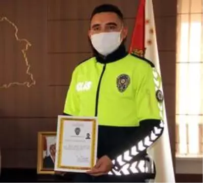 Yaralı köpeğe şefkat eli uzatan polis teşekkür belgesiyle ödüllendirildi Yaralı köpeğe şefkat eli uzatan polis teşekkür belgesiyle ödüllendirildi