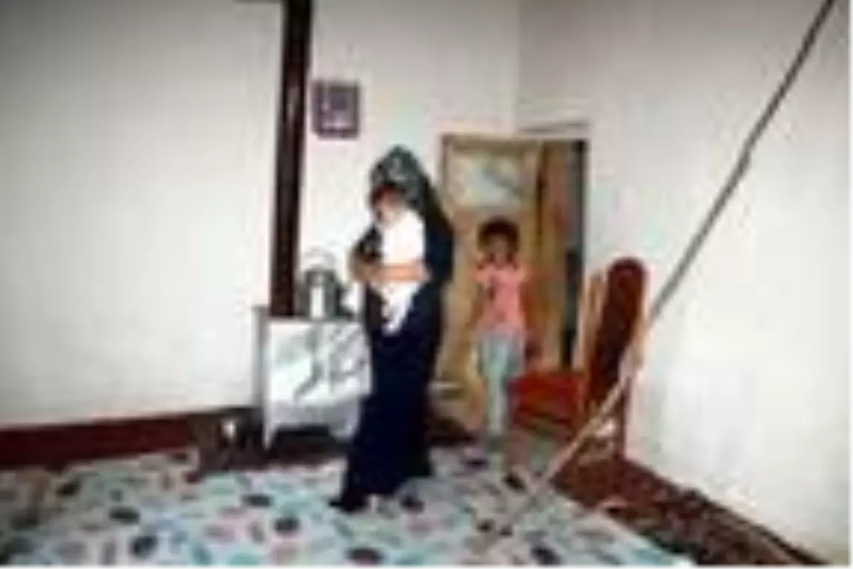 Hakkari'de yılan korkusuyla terk ettikleri evlerine geri dönen aile, diken üstünde yaşıyor