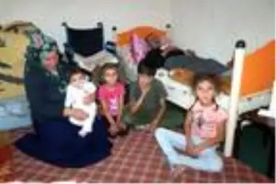 Hakkari'de yılan korkusuyla terk ettikleri evlerine geri dönen aile, diken üstünde yaşıyor Hakkari'de yılan korkusuyla terk ettikleri evlerine geri dönen aile, diken üstünde yaşıyor
