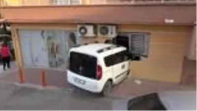 Acemi kadın sürücü, virajı alamayınca sağlık ocağına girdi Acemi kadın sürücü, virajı alamayınca sağlık ocağına girdi