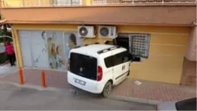 Acemi kadın sürücü, virajı alamayınca sağlık ocağına girdi Acemi kadın sürücü, virajı alamayınca sağlık ocağına girdi
