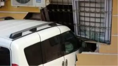 Acemi kadın sürücü, virajı alamayınca sağlık ocağına girdi Acemi kadın sürücü, virajı alamayınca sağlık ocağına girdi