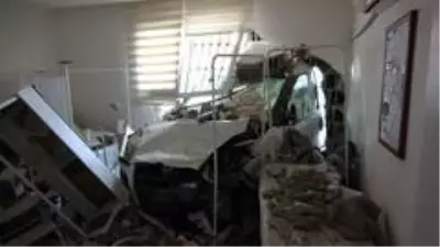Acemi kadın sürücü, virajı alamayınca sağlık ocağına girdi Acemi kadın sürücü, virajı alamayınca sağlık ocağına girdi