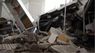 Acemi kadın sürücü, virajı alamayınca sağlık ocağına girdi Acemi kadın sürücü, virajı alamayınca sağlık ocağına girdi