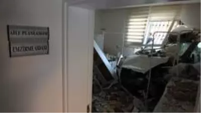Acemi kadın sürücü, virajı alamayınca sağlık ocağına girdi Acemi kadın sürücü, virajı alamayınca sağlık ocağına girdi