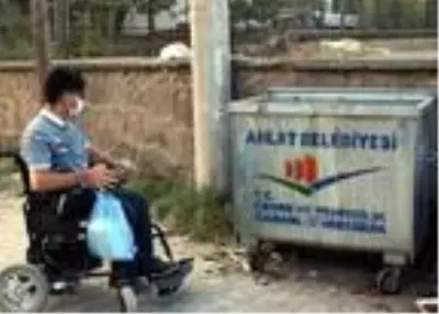 Akülü aracıyla, sokak sokak dolaşıp hayvanları besliyor Akülü aracıyla, sokak sokak dolaşıp hayvanları besliyor