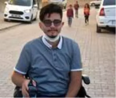 Akülü aracıyla, sokak sokak dolaşıp hayvanları besliyor Akülü aracıyla, sokak sokak dolaşıp hayvanları besliyor