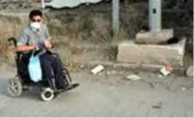 Akülü aracıyla, sokak sokak dolaşıp hayvanları besliyor Akülü aracıyla, sokak sokak dolaşıp hayvanları besliyor