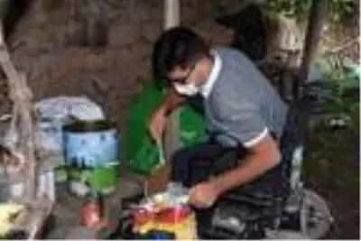 Akülü aracıyla, sokak sokak dolaşıp hayvanları besliyor Akülü aracıyla, sokak sokak dolaşıp hayvanları besliyor