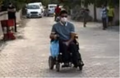 Akülü aracıyla, sokak sokak dolaşıp hayvanları besliyor Akülü aracıyla, sokak sokak dolaşıp hayvanları besliyor