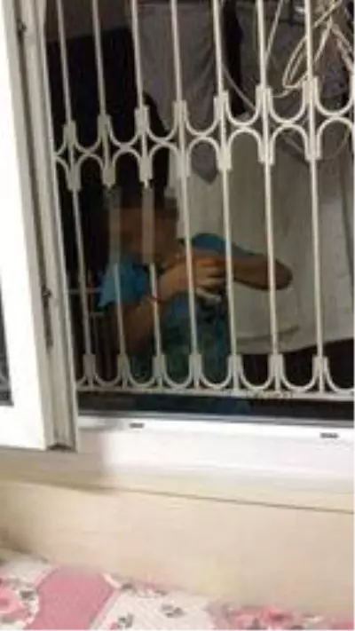 Alacaklısının çocuklarını kaçırıp pencereye kelepçeledi! Yetmedi, yolladığı fotoğraflarla babayı tehdit etti Alacaklısının çocuklarını kaçırıp pencereye kelepçeledi! Yetmedi, yolladığı fotoğraflarla babayı tehdit etti