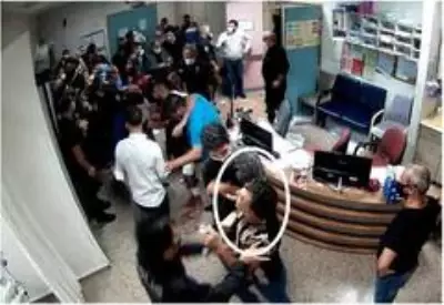 Ankara'daki sağlık çalışanlarına saldırı girişiminin fotoğraf kareleri ortaya çıktı Ankara'daki sağlık çalışanlarına saldırı girişiminin fotoğraf kareleri ortaya çıktı