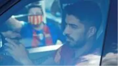 Atletico Madrid'e transfer olan Luis Suarez, Barcelona tesislerinden ayrılırken gözyaşlarını tutamadı Atletico Madrid'e transfer olan Luis Suarez, Barcelona tesislerinden ayrılırken gözyaşlarını tutamadı