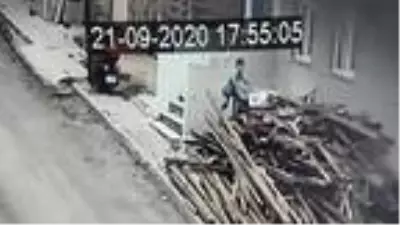Avcılar'da ateşle oynayan çocuklar motosikleti yaktı; o anlar kamerada Avcılar'da ateşle oynayan çocuklar motosikleti yaktı; o anlar kamerada