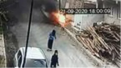 Avcılar'da ateşle oynayan çocuklar motosikleti yaktı; o anlar kamerada Avcılar'da ateşle oynayan çocuklar motosikleti yaktı; o anlar kamerada