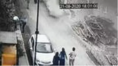 Avcılar'da ateşle oynayan çocuklar motosikleti yaktı; o anlar kamerada Avcılar'da ateşle oynayan çocuklar motosikleti yaktı; o anlar kamerada