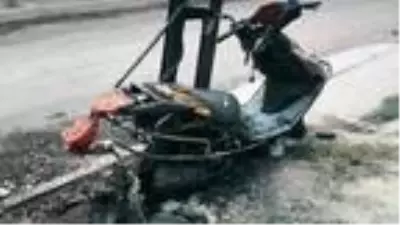 Avcılar'da ateşle oynayan çocuklar motosikleti yaktı; o anlar kamerada Avcılar'da ateşle oynayan çocuklar motosikleti yaktı; o anlar kamerada