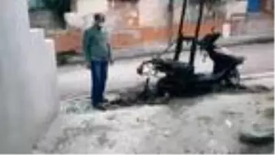 Avcılar'da ateşle oynayan çocuklar motosikleti yaktı; o anlar kamerada Avcılar'da ateşle oynayan çocuklar motosikleti yaktı; o anlar kamerada