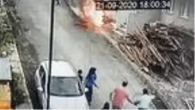 Avcılar'da ateşle oynayan çocuklar motosikleti yaktı; o anlar kamerada Avcılar'da ateşle oynayan çocuklar motosikleti yaktı; o anlar kamerada