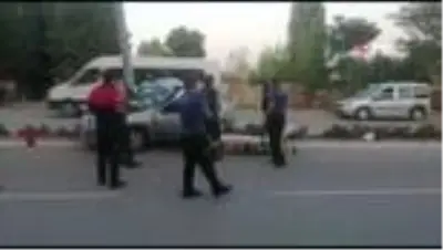 Aydınlatma direğine çarpan otomobilde sürücü sıkıştı Aydınlatma direğine çarpan otomobilde sürücü sıkıştı