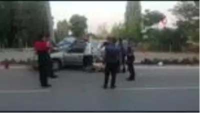 Aydınlatma direğine çarpan otomobilde sürücü sıkıştı Aydınlatma direğine çarpan otomobilde sürücü sıkıştı