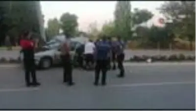Aydınlatma direğine çarpan otomobilde sürücü sıkıştı Aydınlatma direğine çarpan otomobilde sürücü sıkıştı