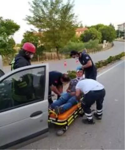 Aydınlatma direğine çarpan otomobilde sürücü sıkıştı