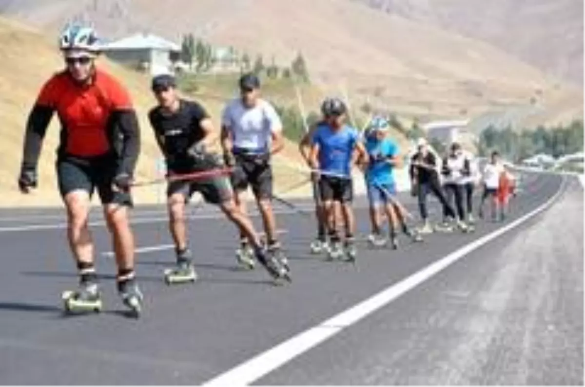 Baba ile kızı asfaltta sporcu yetiştiriyor