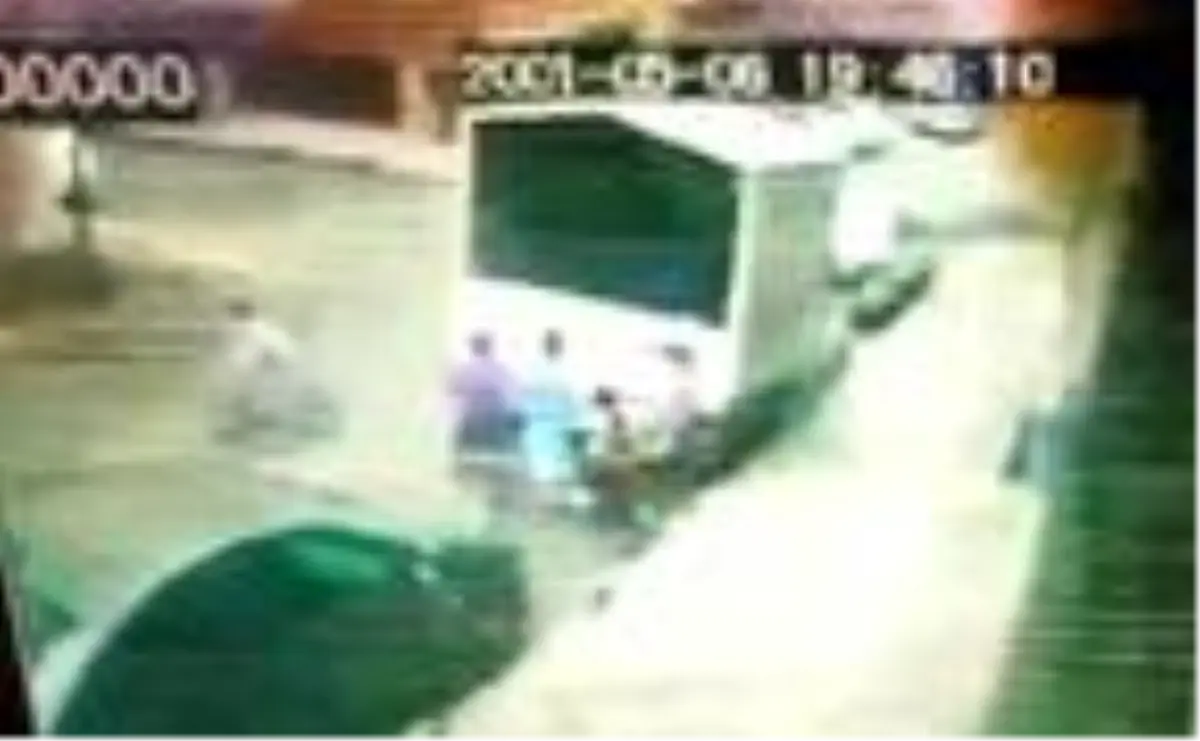 Bağcılar'da çocukların oyun oynarken kamyoneti ateşe vermeleri kamerada