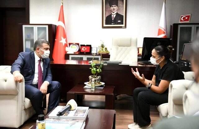 Bakan Koca, saldırı girişimine uğrayan sağlık çalışanlarını ziyaret etti Bakan Koca, saldırı girişimine uğrayan sağlık çalışanlarını ziyaret etti