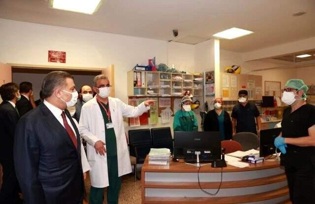 Bakan Koca, saldırı girişimine uğrayan sağlık çalışanlarını ziyaret etti Bakan Koca, saldırı girişimine uğrayan sağlık çalışanlarını ziyaret etti