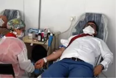 Başkan İnal'dan kan bağışı Başkan İnal'dan kan bağışı