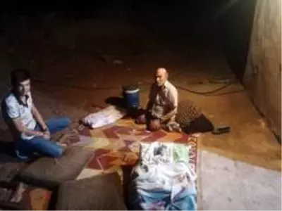Denizli Ülkü Ocaklarının girişimiyle yaşlı adamın evi tekrar yapılacak Denizli Ülkü Ocaklarının girişimiyle yaşlı adamın evi tekrar yapılacak
