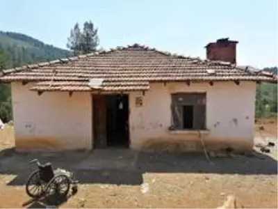 Denizli Ülkü Ocaklarının girişimiyle yaşlı adamın evi tekrar yapılacak Denizli Ülkü Ocaklarının girişimiyle yaşlı adamın evi tekrar yapılacak