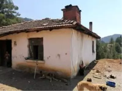 Denizli Ülkü Ocaklarının girişimiyle yaşlı adamın evi tekrar yapılacak Denizli Ülkü Ocaklarının girişimiyle yaşlı adamın evi tekrar yapılacak
