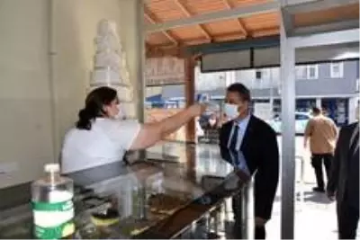 Esnaf, denetime gelen valinin ateşini ölçerek dükkana aldı Esnaf, denetime gelen valinin ateşini ölçerek dükkana aldı