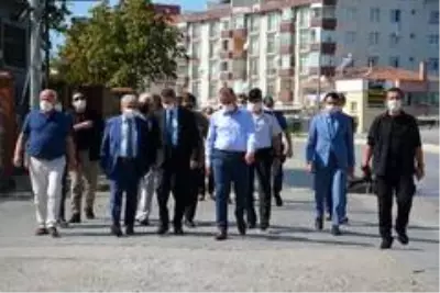Esnaf, denetime gelen valinin ateşini ölçerek dükkana aldı Esnaf, denetime gelen valinin ateşini ölçerek dükkana aldı