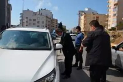 Esnaf, denetime gelen valinin ateşini ölçerek dükkana aldı Esnaf, denetime gelen valinin ateşini ölçerek dükkana aldı